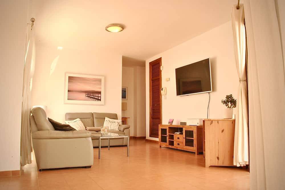 Secluded Tranquility: Entirely Private Villa w/ Heated Pool & Expansive Gardens in Playa Blanca, Yaiza