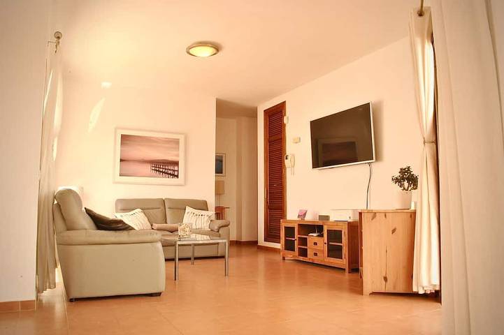 Secluded Tranquility: Entirely Private Villa w/ Heated Pool & Expansive Gardens in Playa Blanca, Yaiza