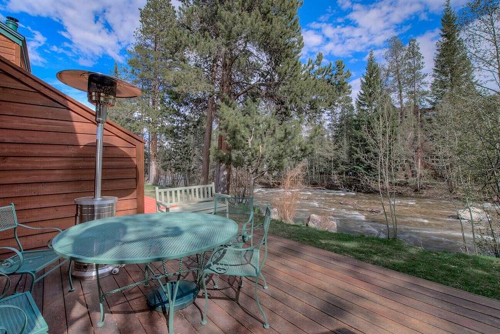 Gehen Sie zur Frisco Main Street. Gehen Sie auf Wander- und Radwegen zum kostenlosen Bus am Fluss in Frisco, Arapaho and Roosevelt National Forests