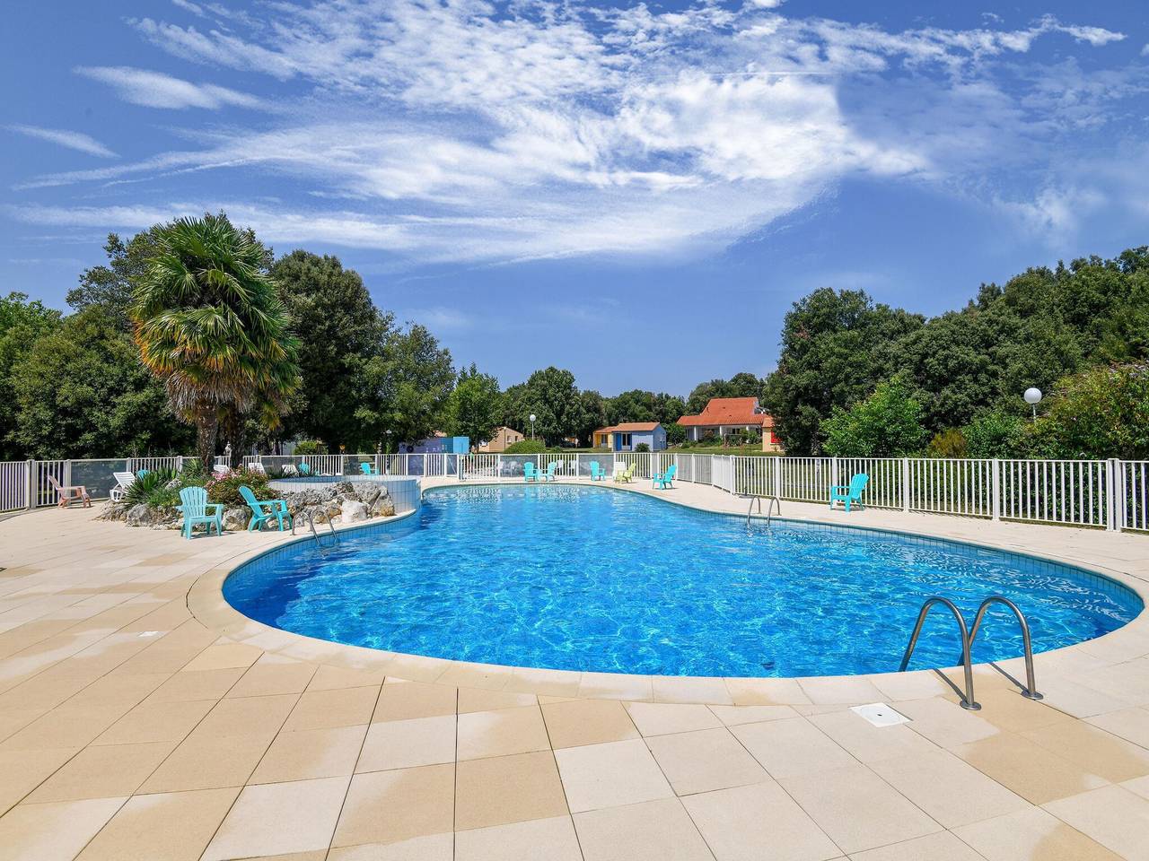 Gîte avec piscine et activités in Saint-Savinien, Région de Saint-Jean-d'Angély