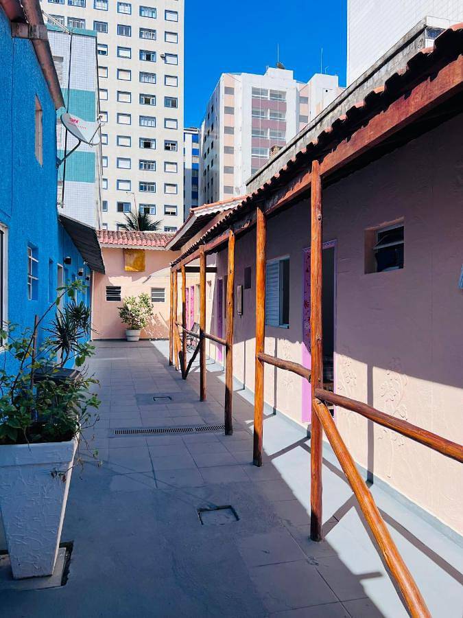 Pousadas para 3 pessoas, com vista e terraço em Vila Mirim (Praia Grande)