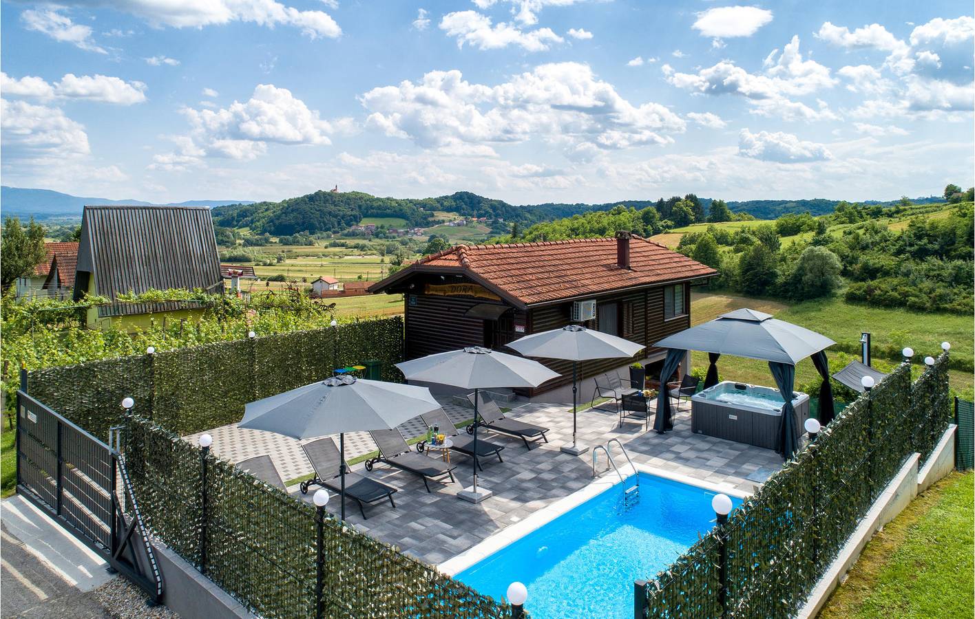 Charmant appartement met 2 slaapkamers, zwembad, terras en wifi in Krapina-Zagorje