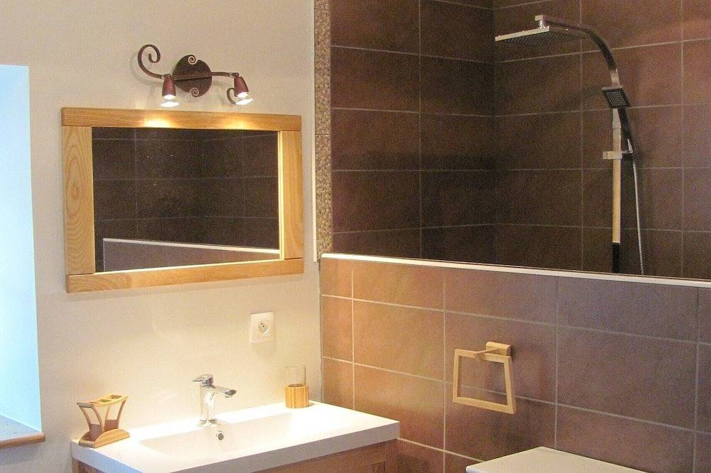 Gîte tout confort dans ancienne grange à Bournazel in Bournazel, Massif central