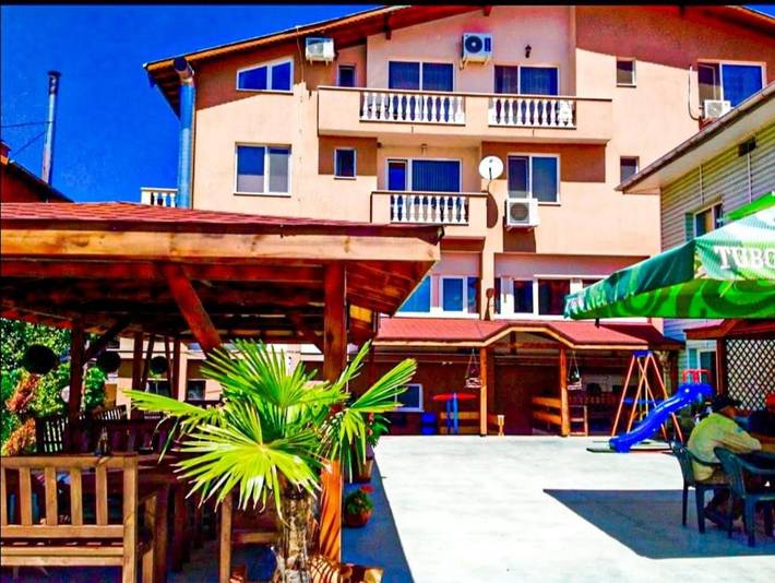 Hôtel pour 3 personnes, avec jardin ainsi que vue et terrasse