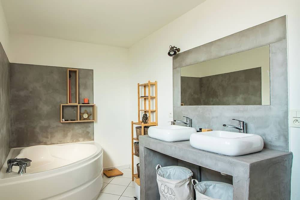 Villa moderne, bord de mer - 300 m de la plage. in Sète, Côte méditerranéenne (France)