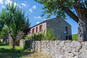 Gîte pour 6 personnes, avec terrasse et jardin, animaux acceptés à Auroux (Lozère)