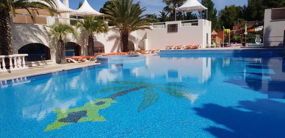 Camping pour 4 personnes, avec terrasse et piscine ainsi que bassin pour enfant et sauna, animaux acceptés à Le Barcarès - 2