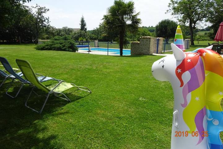 Location de vacances pour 4 personnes, avec piscine ainsi que vue et jardin à Sauzé-Vaussais - 4