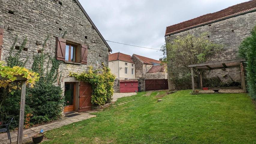Gîte pour 6 personnes, avec jacuzzi ainsi que piscine et jardin dans Bissey-la-Pierre