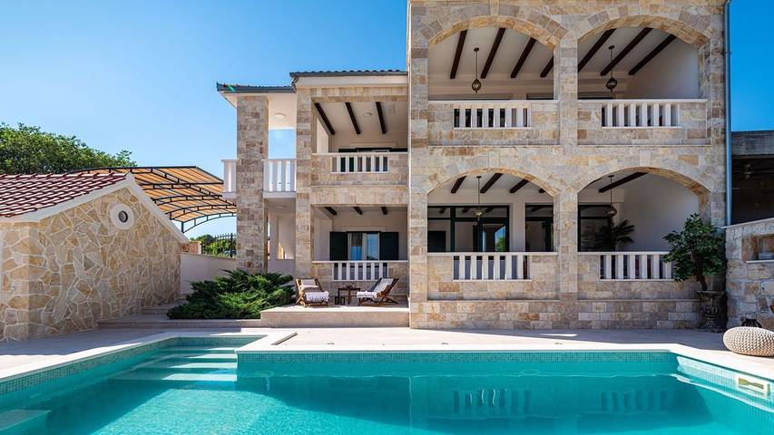 Villa para 8 pessoas, com varanda e sauna e ainda piscina and jardim em Marina