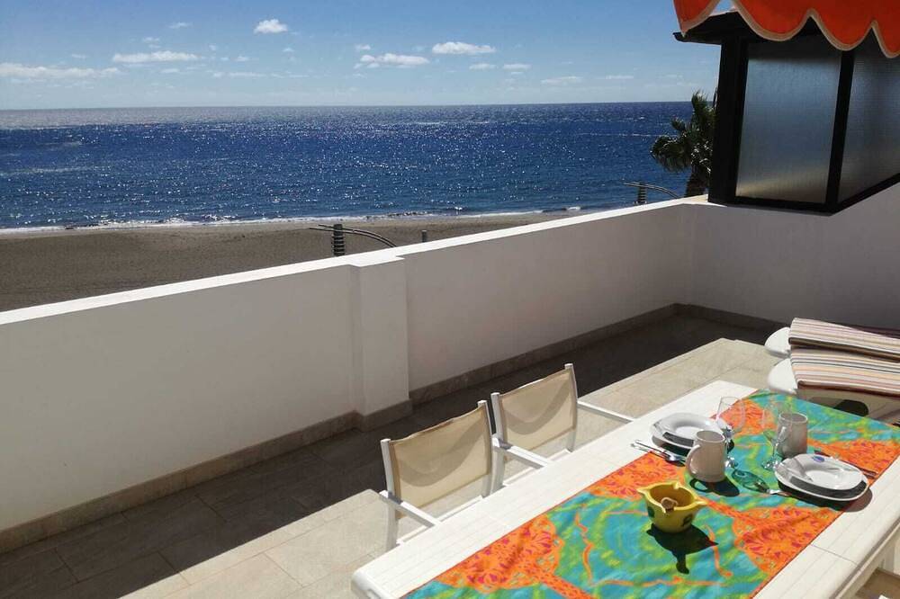 Apartamento entero, Atico de lujo en primera línea de playa con vistas espectaculares in Playa de Gran Tarajal, Gran Tarajal