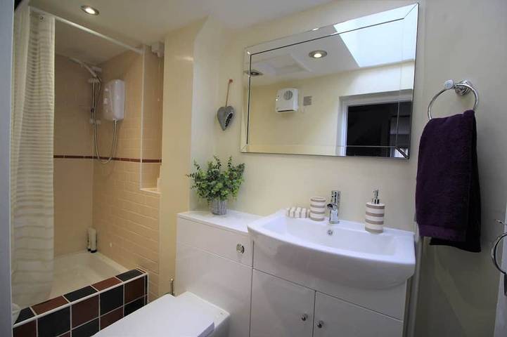2 Bedroom City Centre Cottage set in a Private Courtyard in Kent