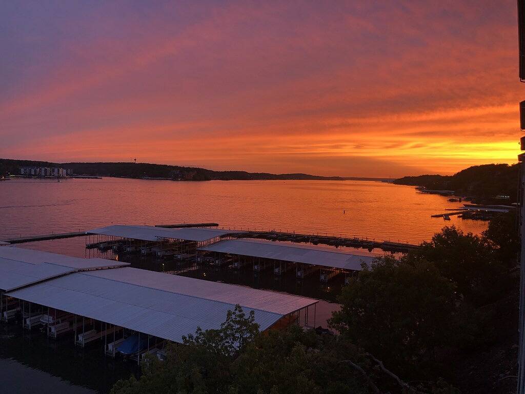 Ganze Wohnung, Atemberaubender Ausblick! Günstige Lage, wunderschön, 3Br, Lakefront Condo mit 2 Pools in Lake Ozark, Lake of the Ozarks