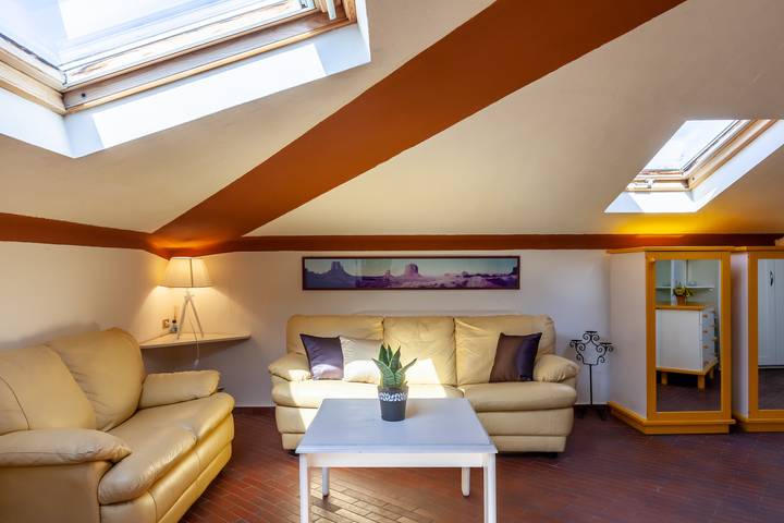 Appartamento intero, Casa Vacanze "Loft parallela Lungomare posto auto" con A/C & Wi-Fi in Perla del Tirreno, Viareggio