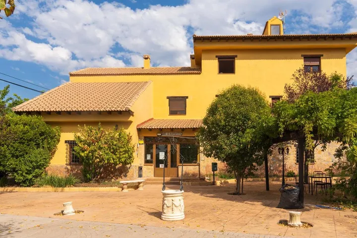 Maison d’hôte pour 3 personnes, avec jardin ainsi que vue et piscine - 1