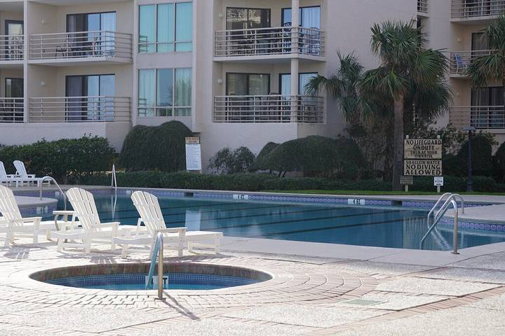 Vacation rental for 8 people, with yard and pool as well as hot tub and sauna in Palmetto Dunes