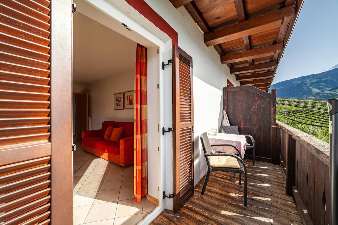 Ganze Wohnung, Ferienwohnung "Gasserhof Edelrot" mit Bergblick, Gemeinschaftspool und Wlan in Kuens, Passeiertal