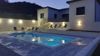 Cottage pour 8 personnes, avec piscine ainsi que terrasse et jardin à Les Mages