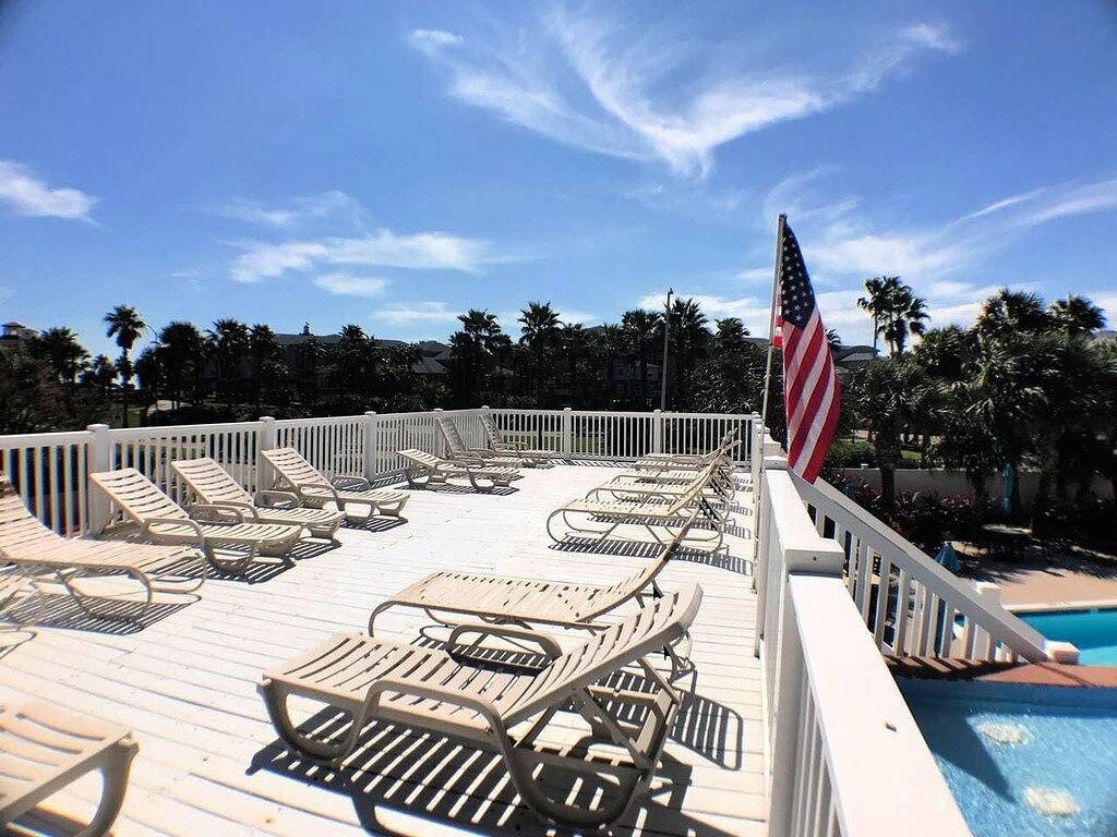 Ganze Wohnung, Sandpiper Stay-Coastal Condo w / Pool, Fitnessraum, in der Nähe von Seawall! in Galveston Island, Galveston