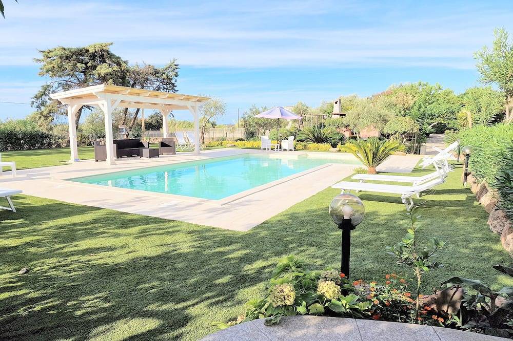 Villa with swimming pool, surrounded by flower gardens, near the sea. in Sorso, Sassari Provinz