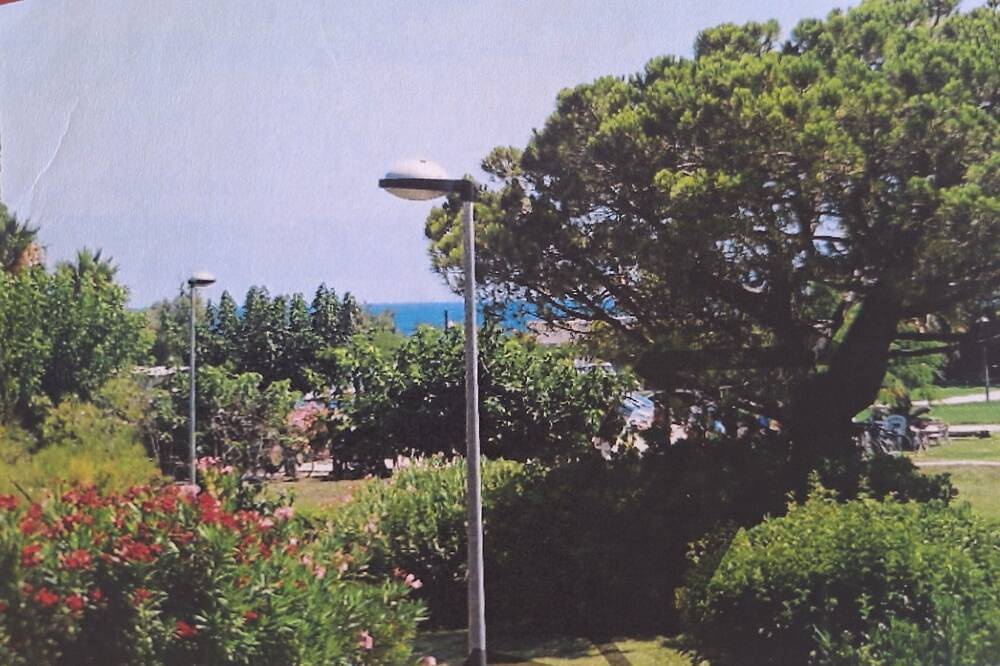 Apartamento entero, T3 cara de mar hecho de nuevo, 100m de la playa, 2 dormitorios, grde logia, estacionamiento seguro. in La Londe-les-Maures, Parque nacional Port-Cros