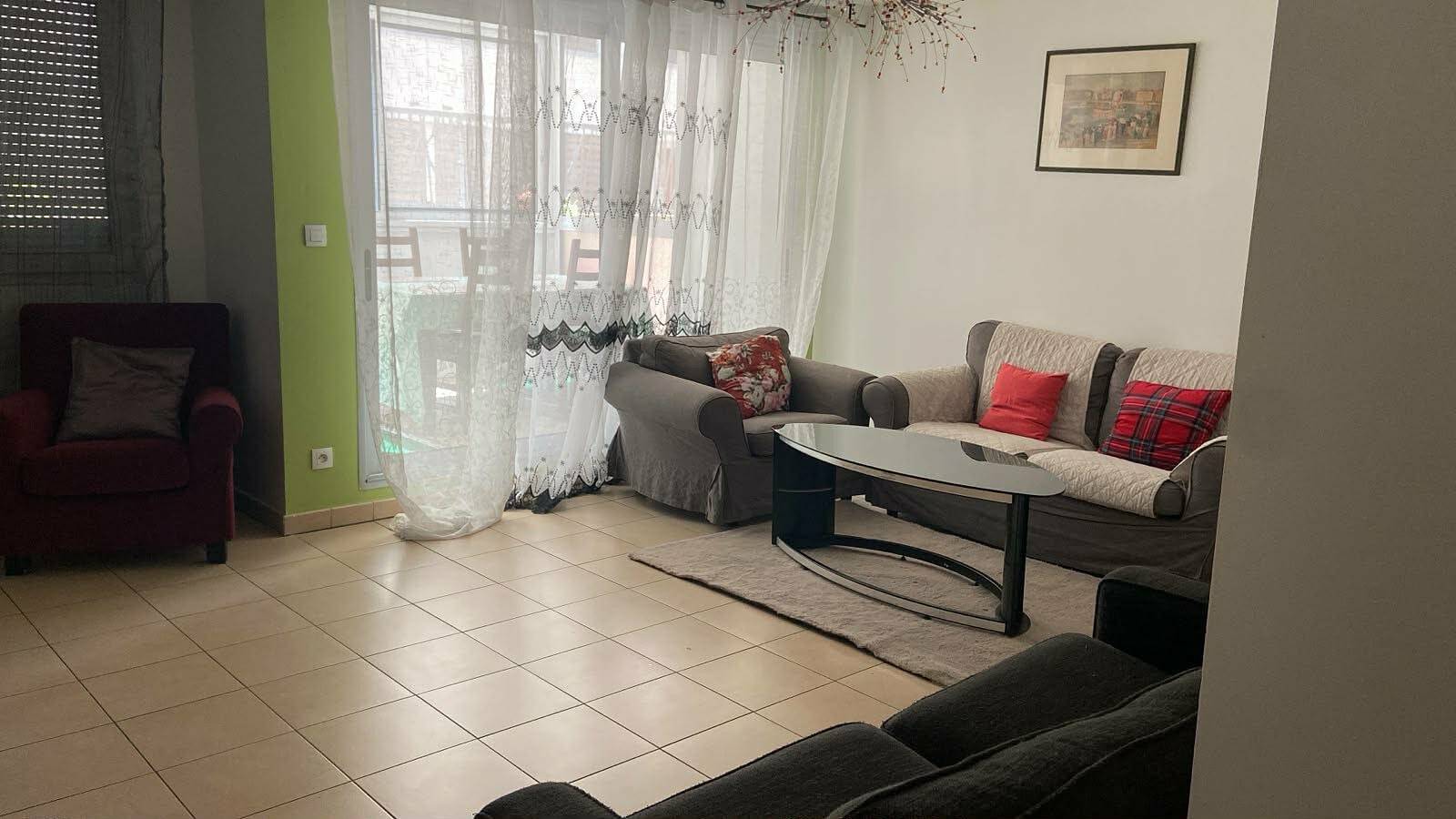 Apartamento entero, Apartamento 'Le Village' con terraza privada, balcón y wifi in Marsella, Marsella region