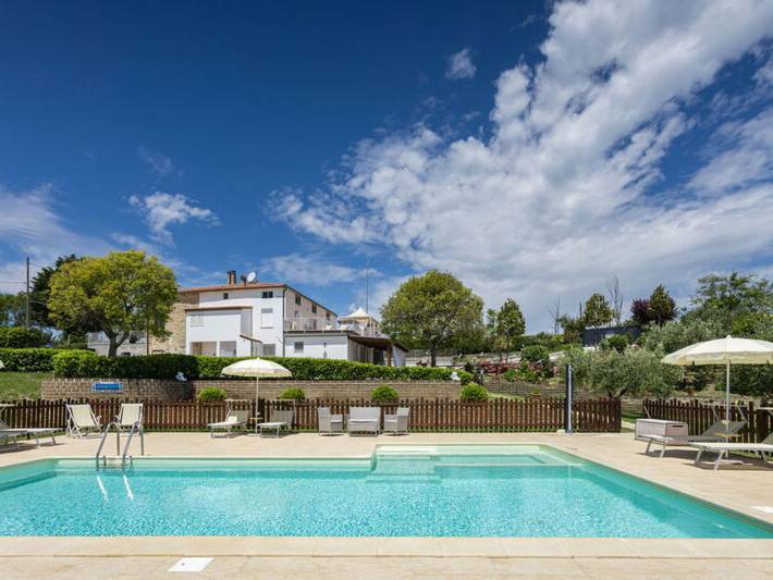 Agriturismo per 11 persone, con Balcone e Idromassaggio nonché Terrazza e Giardino in Provincia di Ascoli Piceno