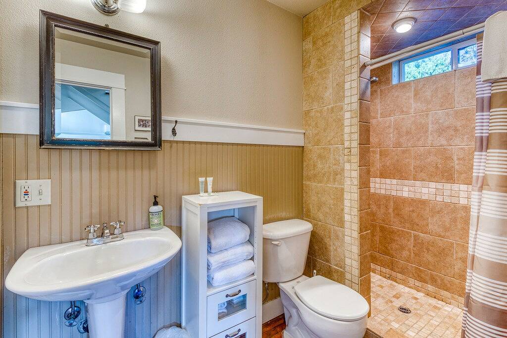 Genießen Sie einen privaten Whirlpool und einen einfachen Zugang zum Strand! Hunde sind willkommen! in Heceta Beach, Lane County