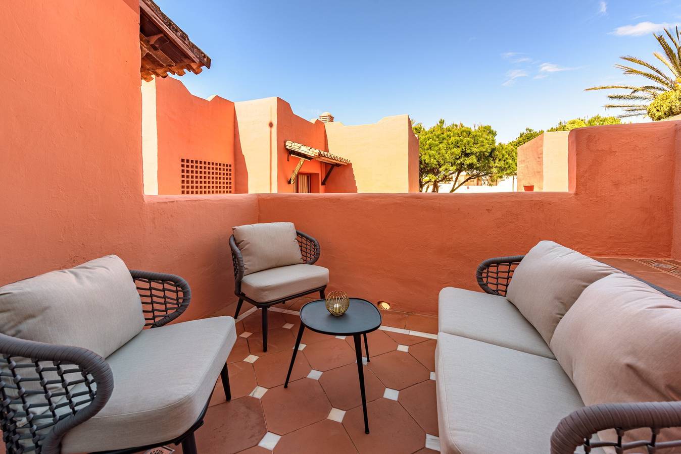 Apartamento entero, Apartamento 'Jardines De Don Carlos' con piscina compartida, Wi-Fi y aire acondicionado in Marbella Este, Marbella