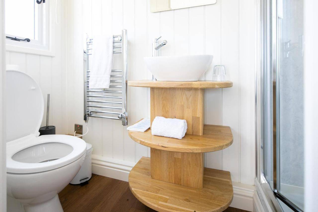 Cabin for 2 with walks, Wifi, bat and restaurant in Angus