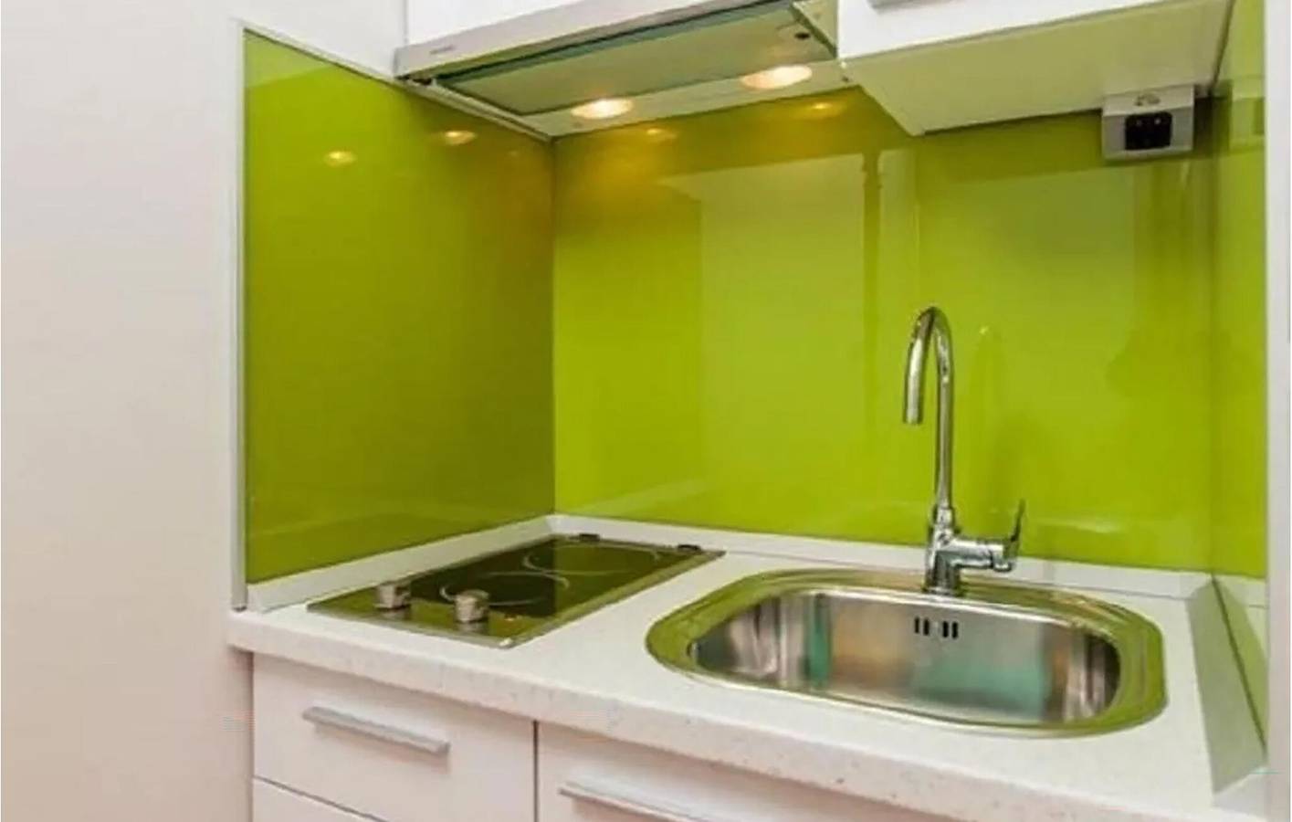 Ganze Ferienwohnung, Charmantes Apartment mit Terrasse, WLAN und Parkplatz in der Nähe des Strandes Strobec in Stobrec, Split-Dalmatien