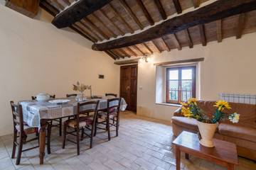 Vacation Rental for 4 Guests in Cortona, Arezzo Province, Picture 4