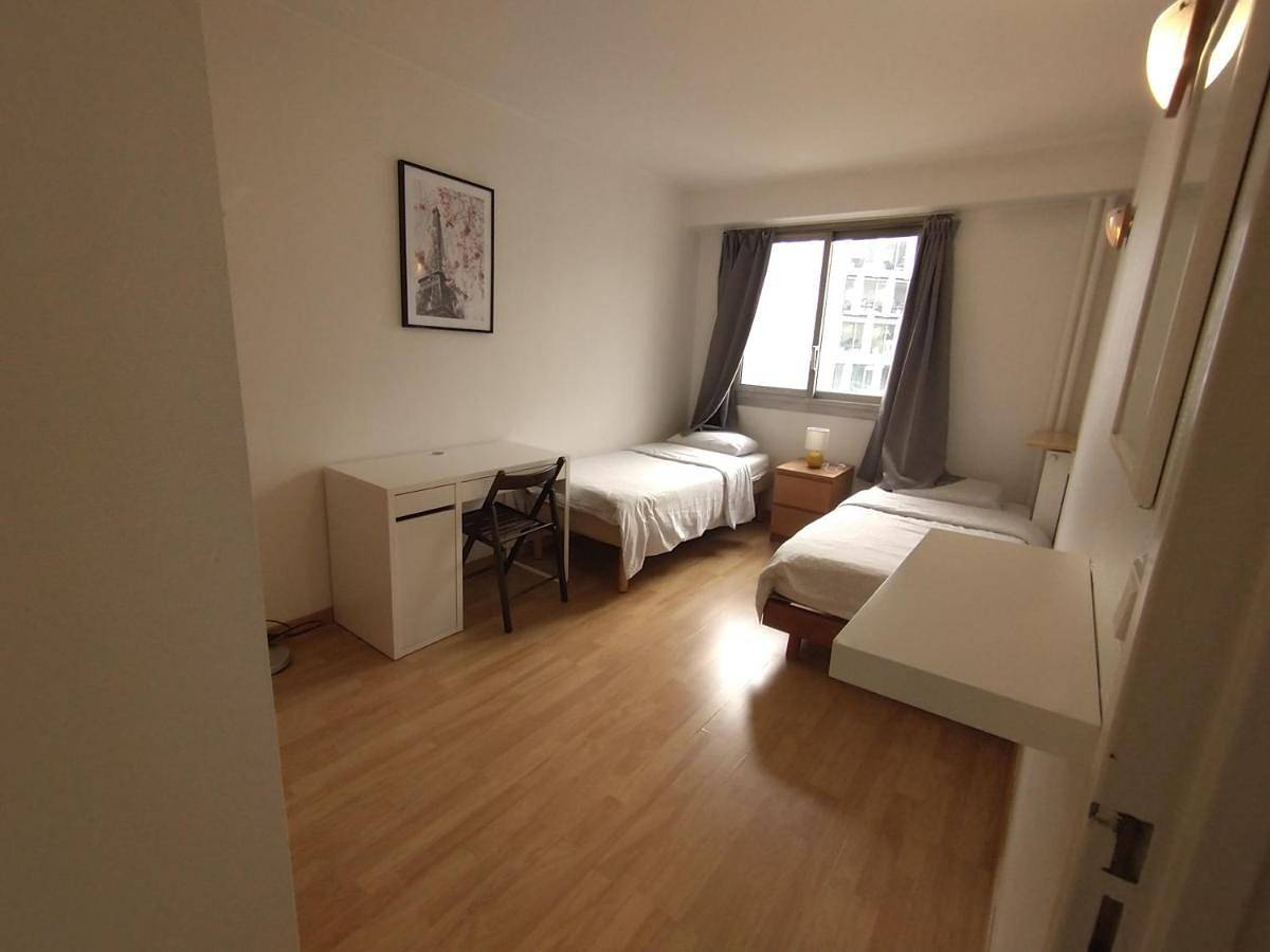 Appartement entier, 5 mn, 450m walk Metro La Defense 3Br Parking in Courbevoie, Hauts-de-Seine