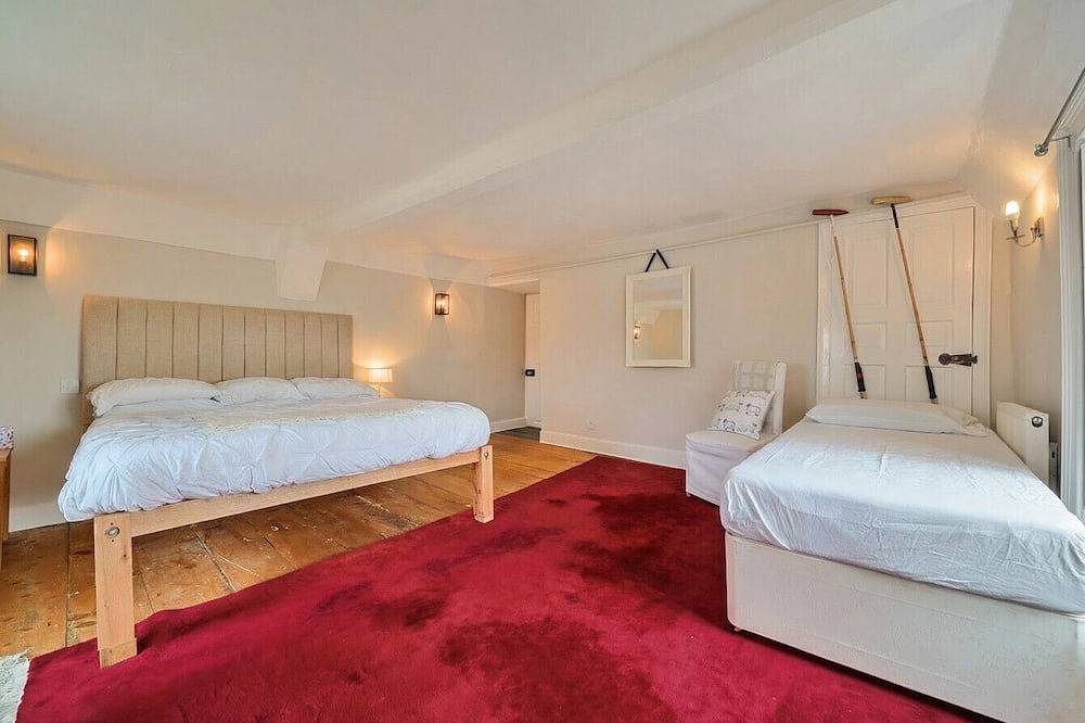 Quiet, charming countryside retreat - triple room (separate bathroom) in South Cerney, Gloucestershire