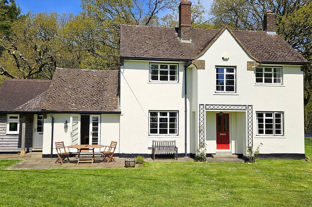 Chasewoods Farm Cottage, pet friendly in Ogbourne St George in Wiltshire