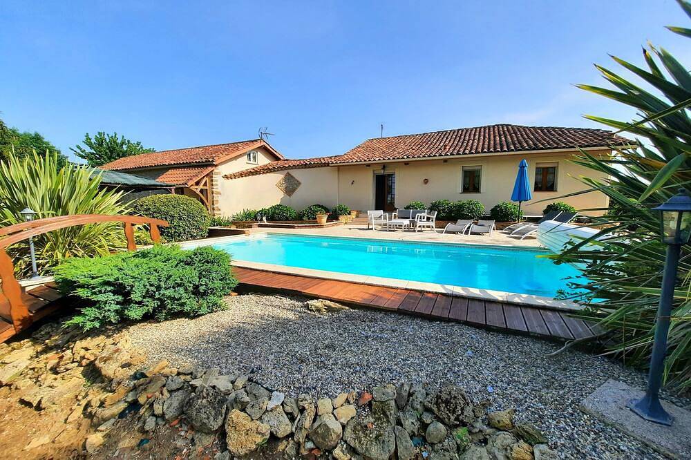Gîte campagne, piscine , climatisation in Marguestau, Gers
