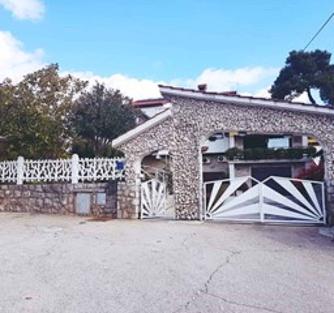 Ganze Ferienwohnung, Ferienwohnung mit Balkon und Klimaanlage in Malinska-Dubašnica, Krk