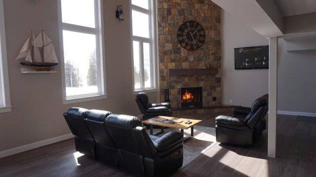 Tobermory Lake Front (Huron) Brandneues Gebäude! in Tobermory (Ontario)