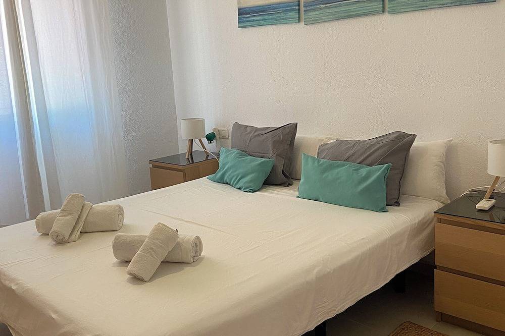 Detached house with pool, 200m. the beach, restaurants and shops in Playa Los Álamos, Torremolinos