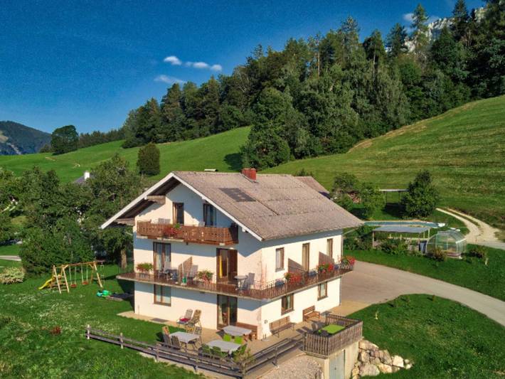 Ferienhaus für 3 Personen, mit Balkon und Seeblick sowie Garten, kinderfreundlich am Attersee