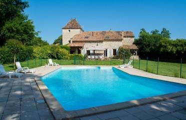 Gîte pour 14 personnes, avec vue ainsi que piscine et jardin, animaux acceptés à Thénac