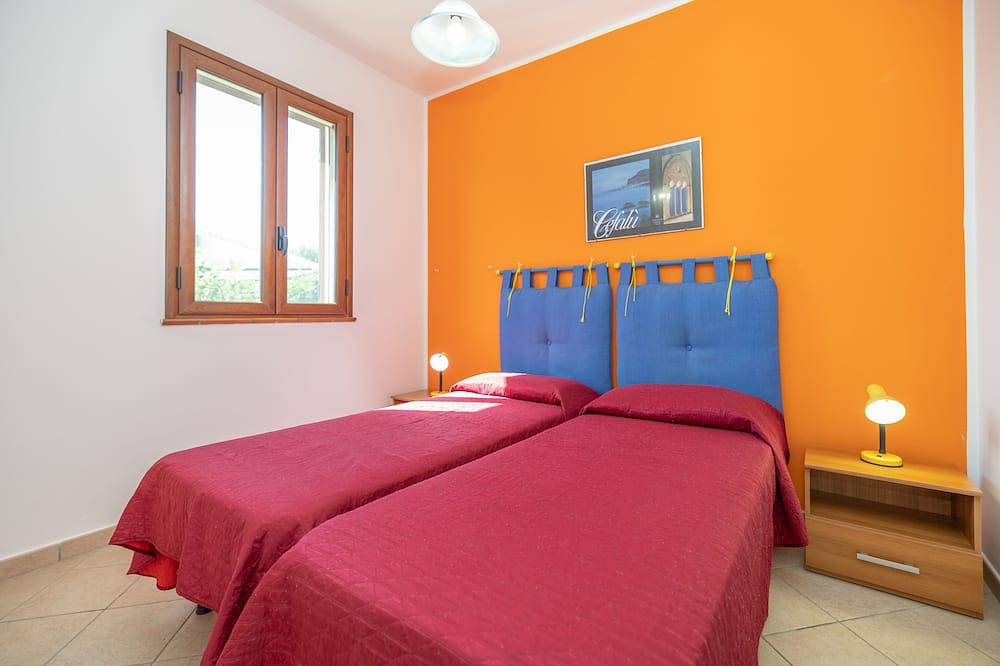 Villecefalu. Seaside villa with garden. 2 bedrooms. Self Check-In in Piana Calzata, Provincie Palermo