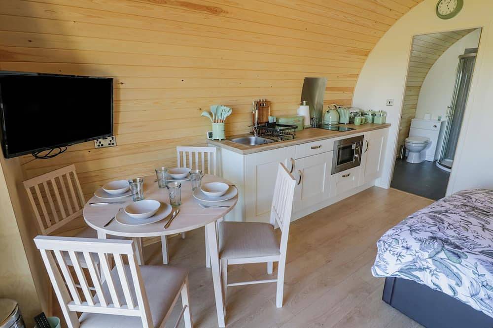 Tamina, pet friendly, with hot tub in Great Witley in Worcestershire