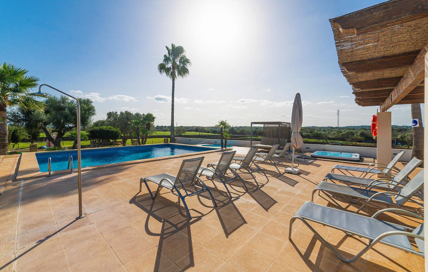 Sonnige Terrassenwohnung mit Pool und Grill in Santa Margalida, Mallorca Norden