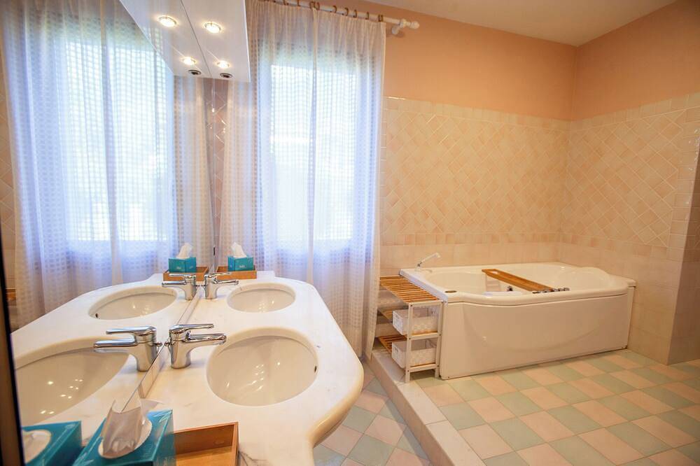 Villa Acqua Blu: Gorgeous villa walking distance to Lake Garda and its beaches in Maderno, Toscolano-Maderno