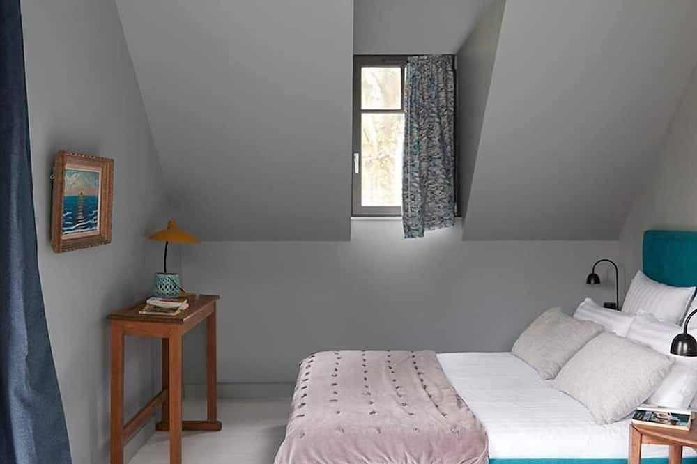 Entire apartment, Charming cottage for 8 people in the heart of a wood by the sea in Eu, Dieppe region