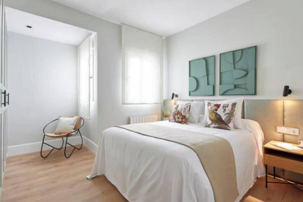 Entire apartment, Stylish 4-Bedroom Apartment in the Heart of Madrid Near Plaza Mayor in Centro (Madrid), Madrid