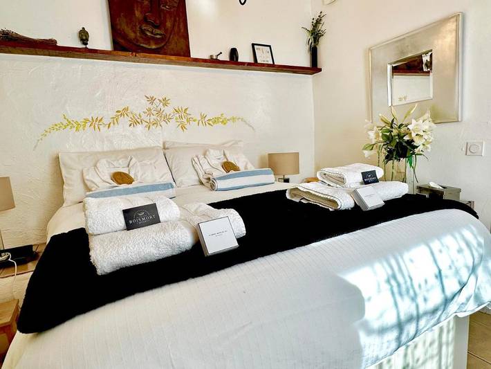 Location de vacances pour 4 personnes, avec piscine ainsi que vue et jardin à Gourgé - 2