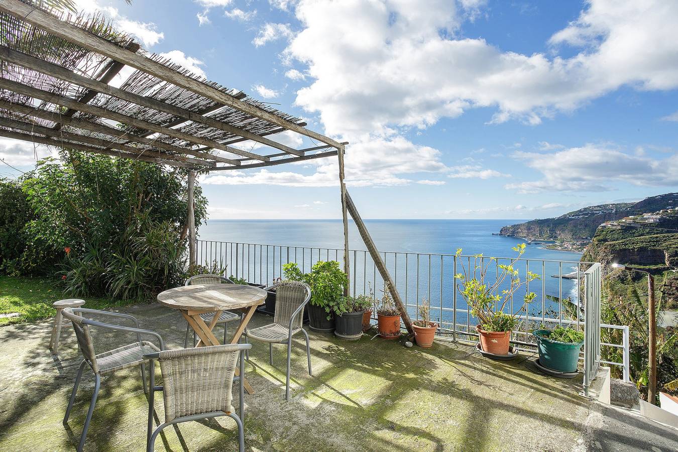 Casa Vacacional 'Sunset Cliffs By Slice Of Heaven' con Vistas al Mar, Terraza Privada y Wi-Fi in Pináculo, Ponta do Sol