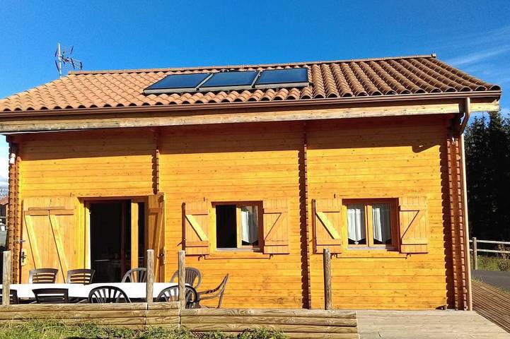 Chalet pour 13 personnes, avec jacuzzi dans le Cantal